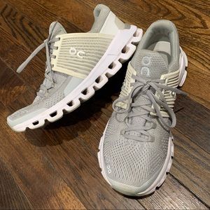 On cloud women’s running shoes size 7